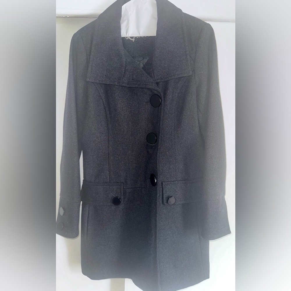 Stylish Gray Guess Peacoat with Black Buttons